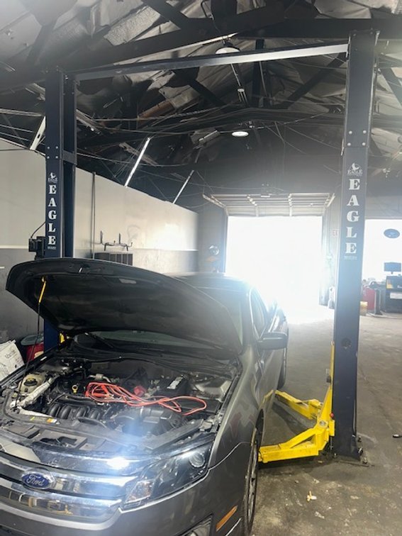 Eagle Automotive 2-Post Lift 9000 lbs cap