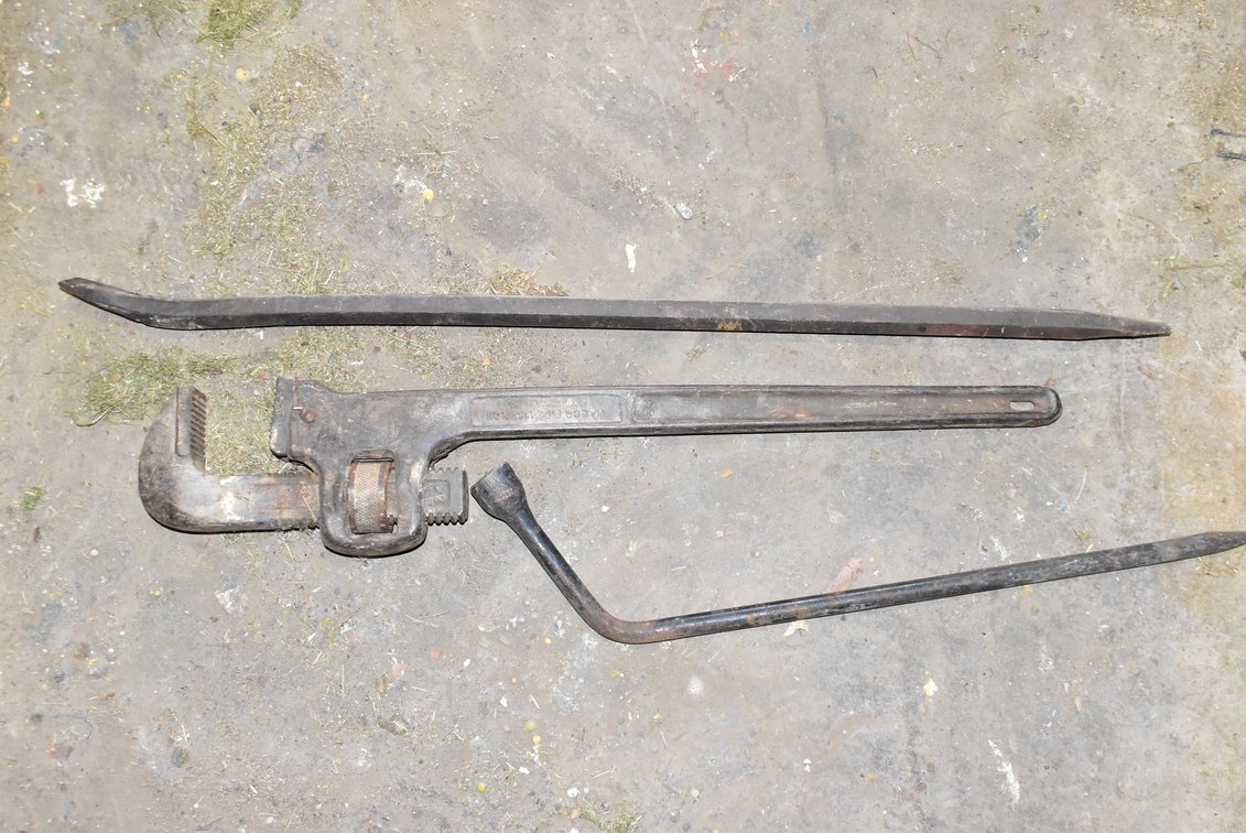 Pipe Wrench, Lug Wrench & Tire Tool
