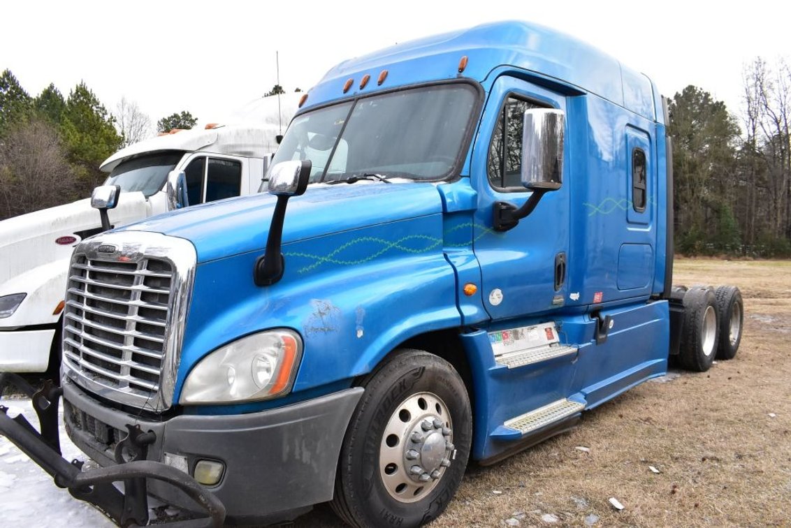 2016 Freightliner Cascadia Road Tractor Truck