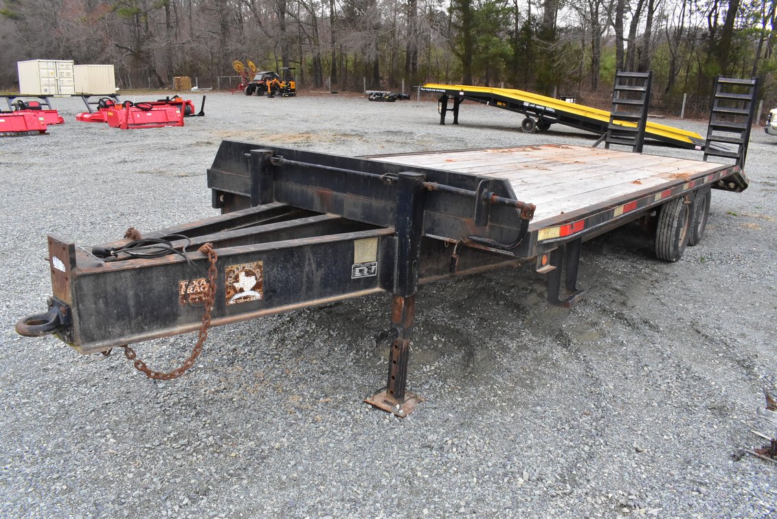 2003 Texas Bragg Very heavy duty 20’ flat + 5’ self-cleaning dovetail deckover