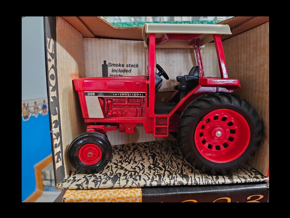 886 International Tractor 1/16 th