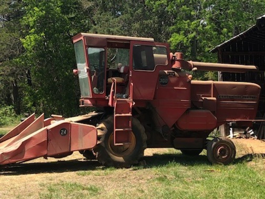 Massey-Ferguson 300 Combine *Heads Sell Separate w/ Manual