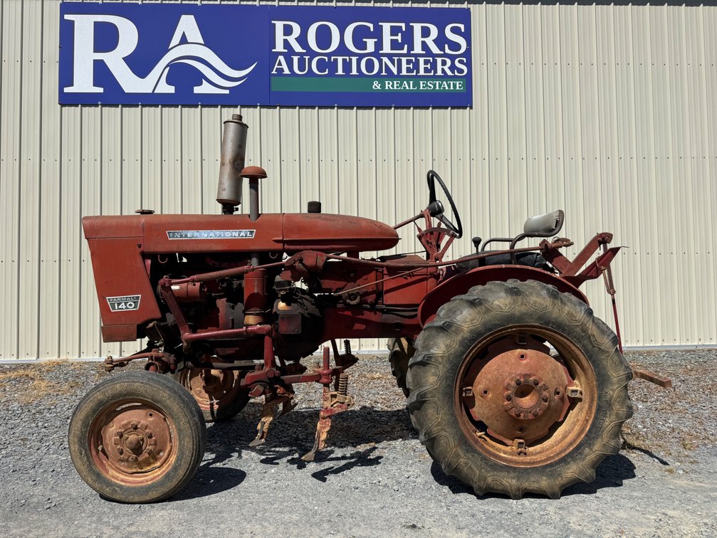 International Farmall 140 Tractor w/ Cultivators *See Video