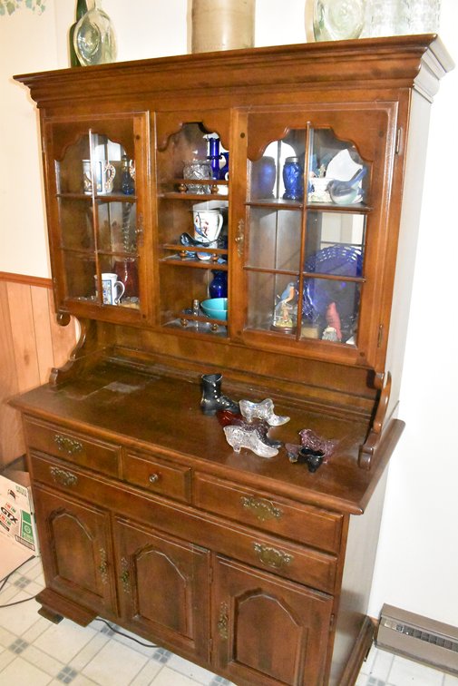 Early American Temple-Stuart Furniture China Cabinet Hutch