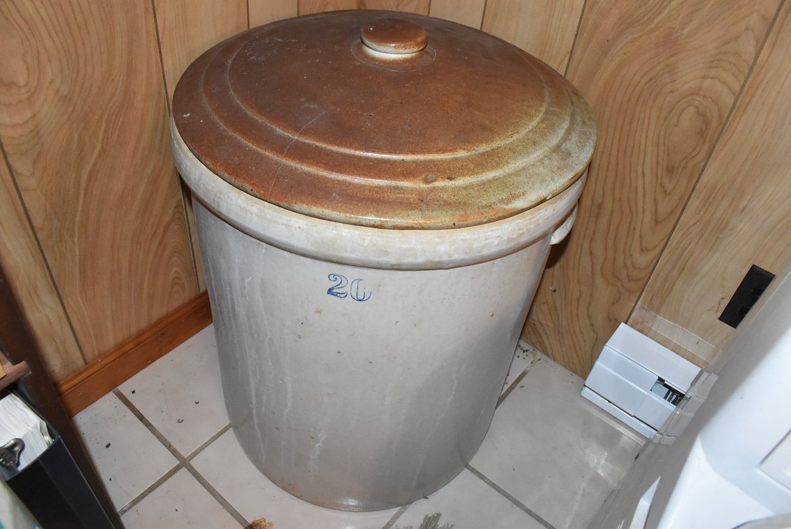 No 20 Stoneware Crock w/ Lid