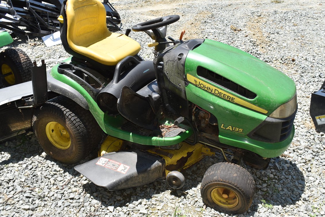 John Deere LA135 Riding Lawn Mower