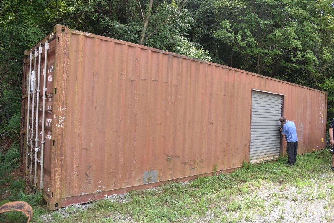 40' Storage container with rollup side door