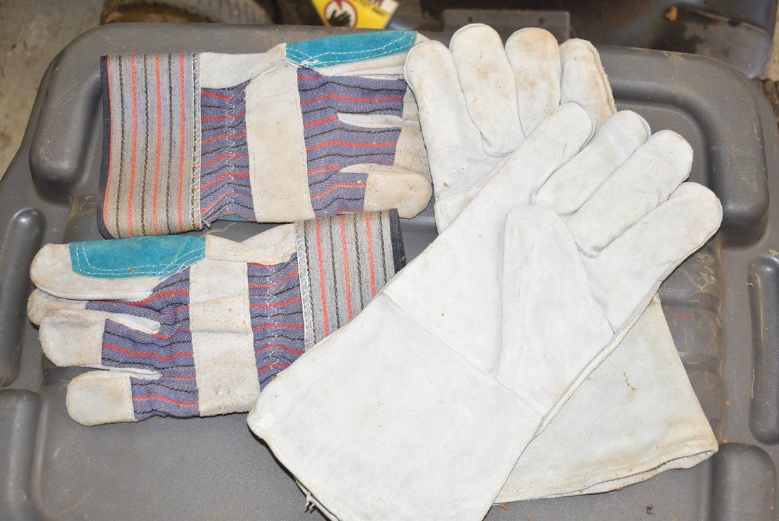 2 Pair Gloves