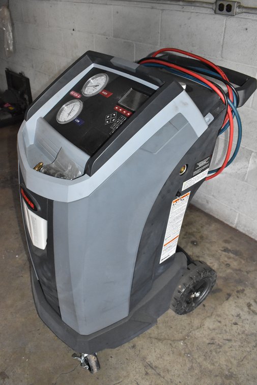 Robinair Refrigerant Recovery, Recycling, & Recharging Station *Needs Minor Repair