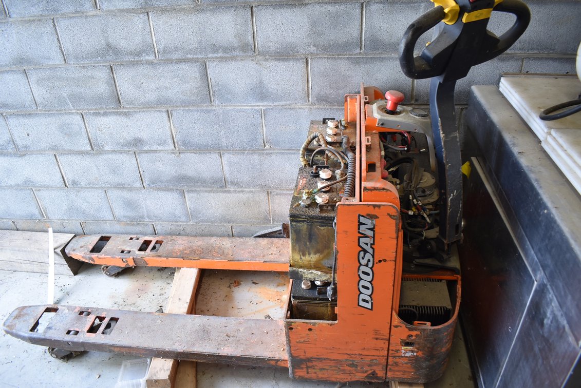 Doosan Pallet Jack - Needs Repair