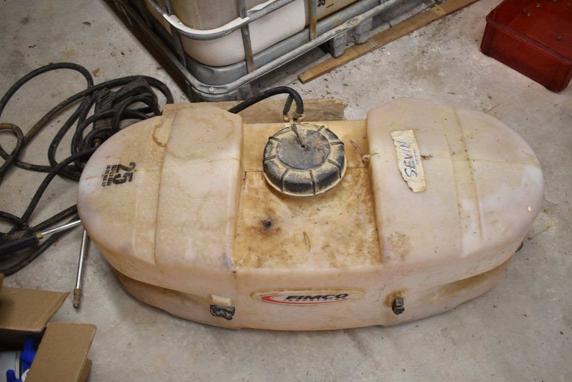 25 Gallon Tank w/ Sprayer - Pump Needs Repair