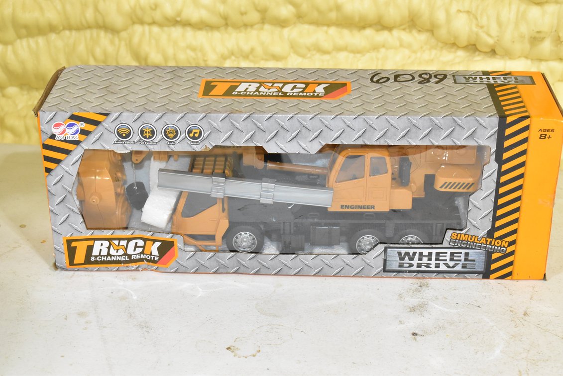 AO HAI Remote Control Crane Truck