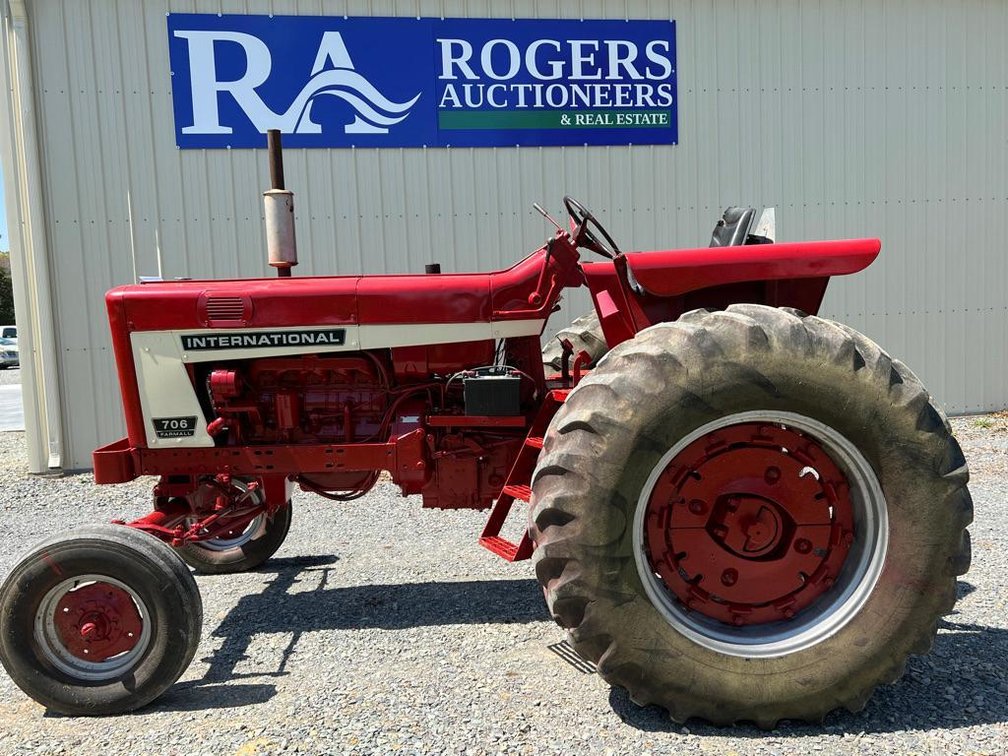 Farmall International 706 Tractor *See Video 