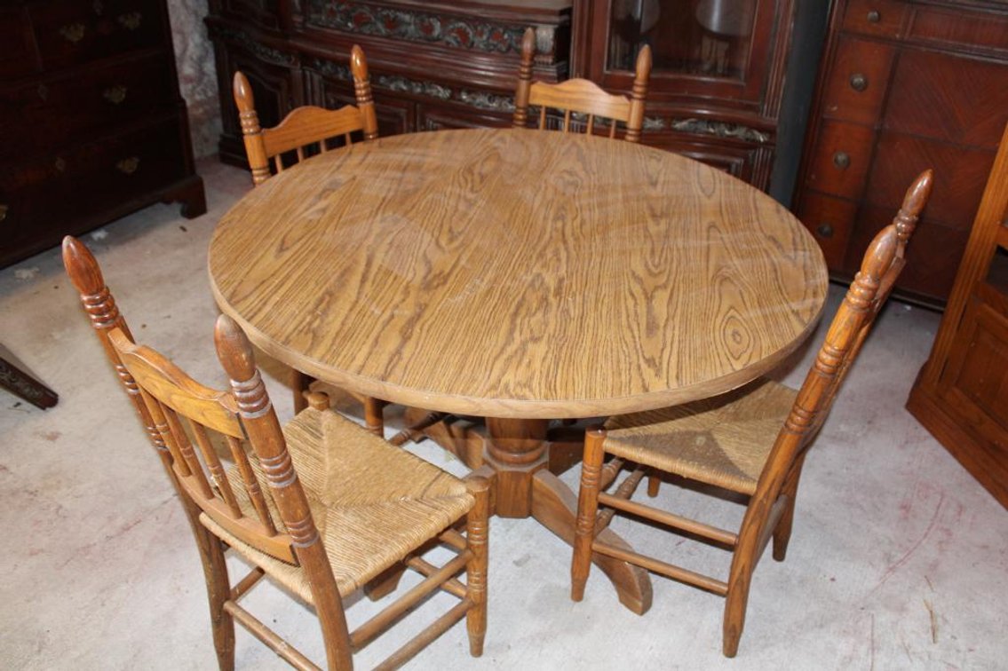 Dining Pedestal Table w/ 4 Chairs