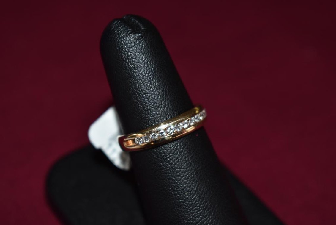 14k 2.60g YG 12 Diamond Band 1/4 Ct.