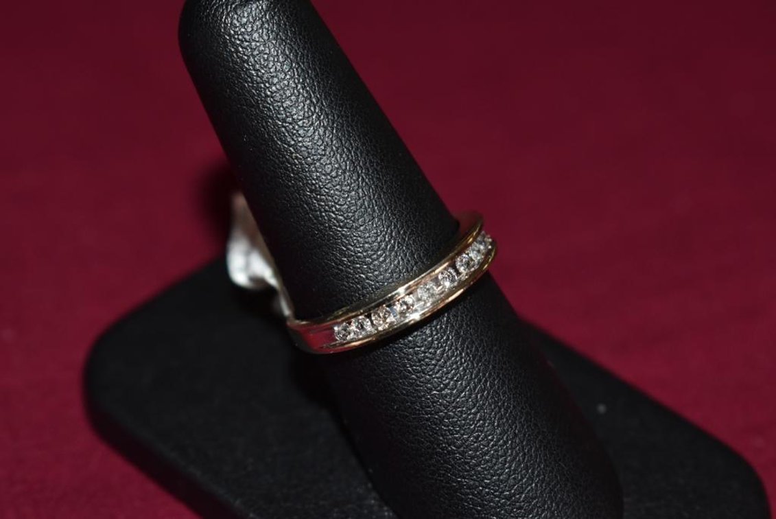 14k 5.10g WG 11 Diamond Band 1/4 Ct.