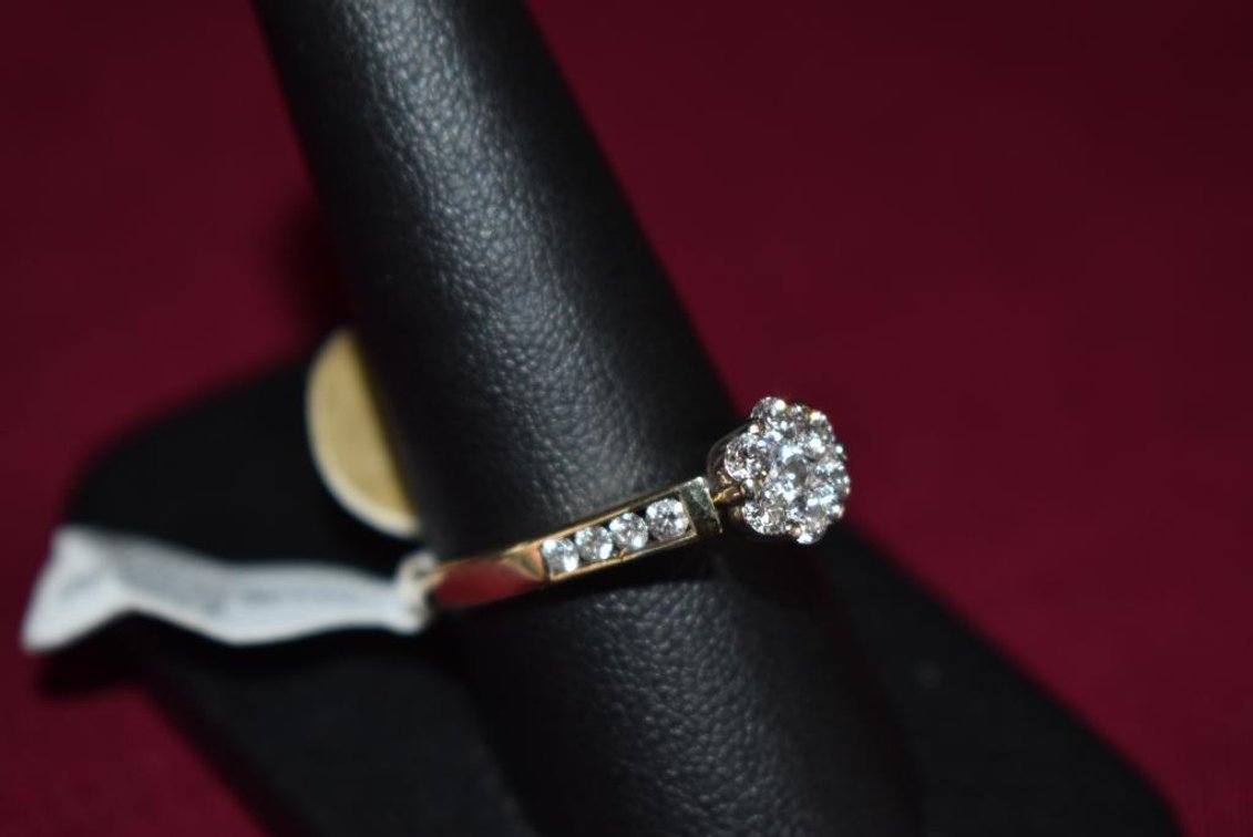 14k 4.50g YG 7 Round Diamond Top, 4 On Sides