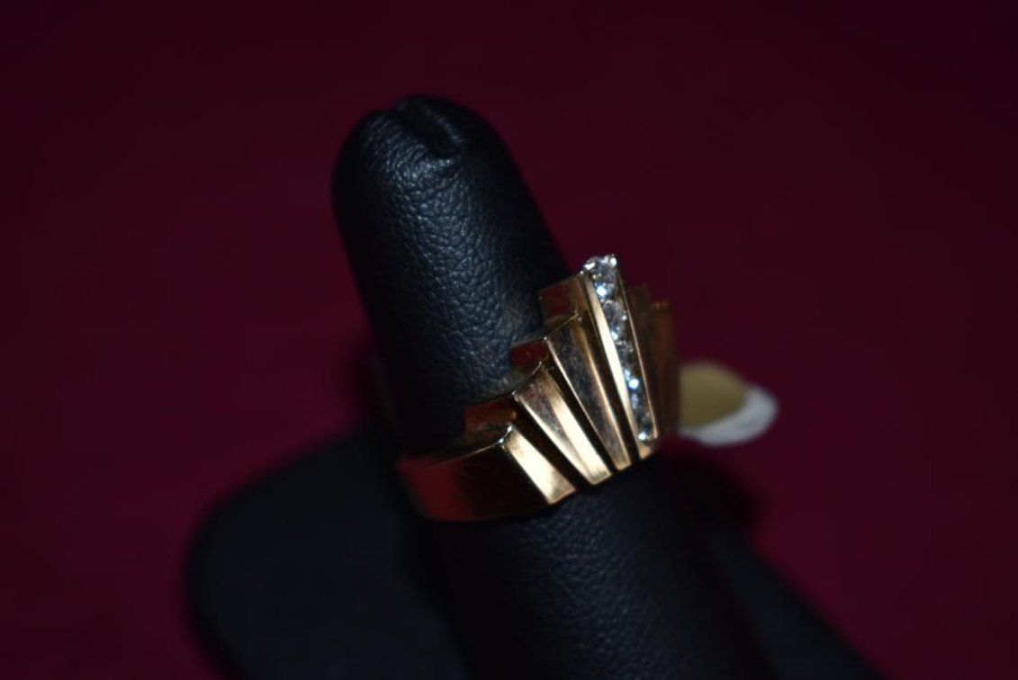 14k 6.90g YG 5 Diamond Step Down Ring