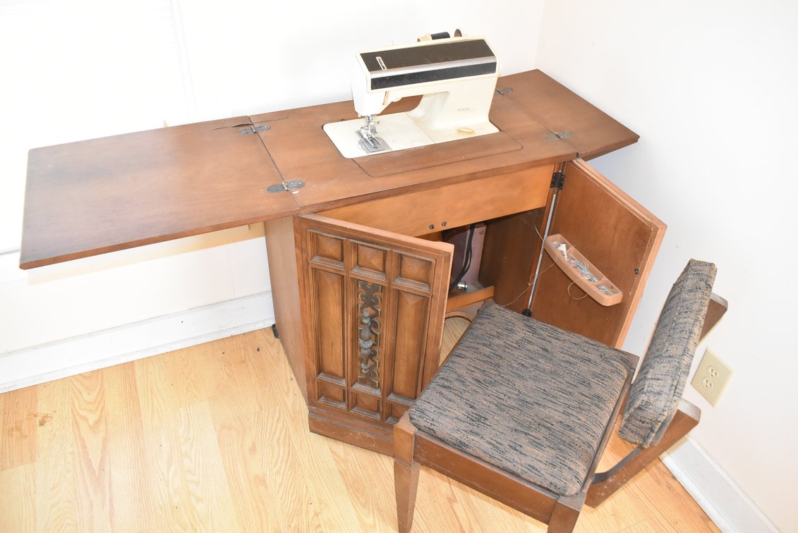 Futura Model 900 Sewing Machine w/ Chair