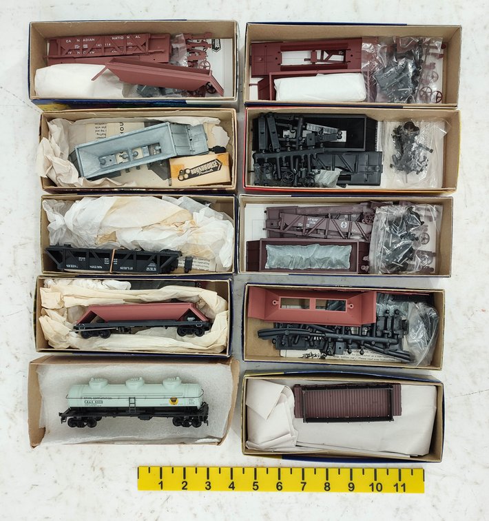 9 ROUNDHOUSE FREIGHT KITS & 1 FREIGHT INV 261220010
