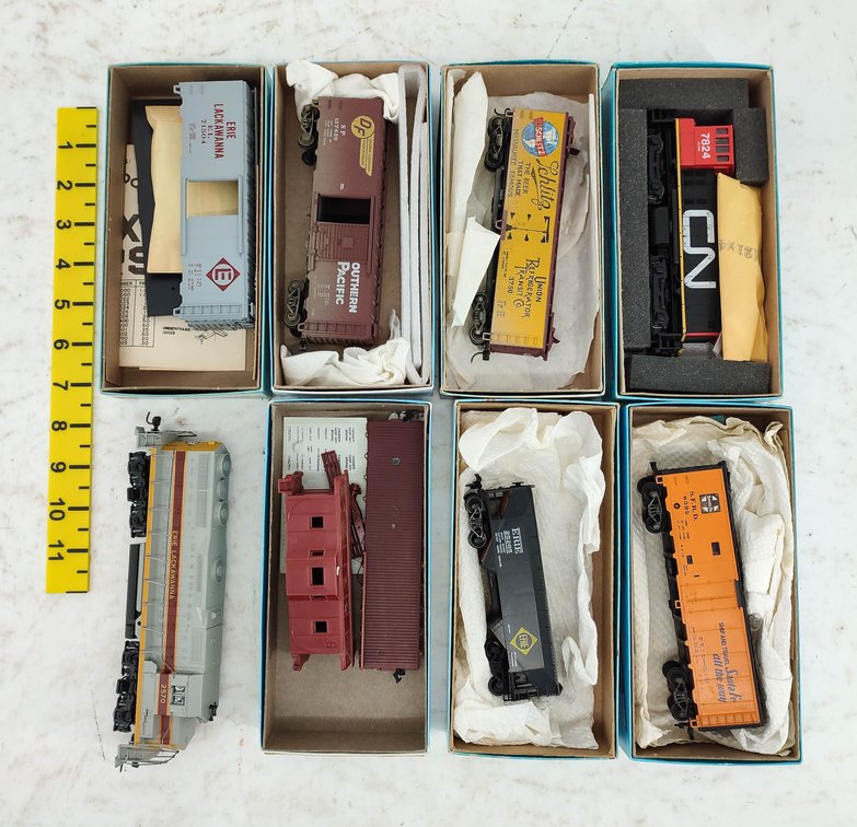 2 DIESEL LOCOS W/6 FREIGHTS & FREIGHT KITS INV 261220008