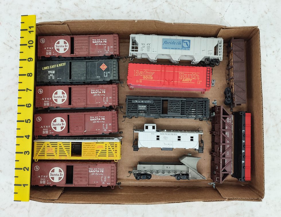 PLOW CAR & 13 FREIGHTS IN NEED OF TRUCKS INV 261220046