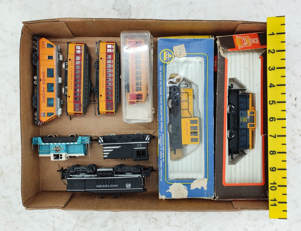 5 MIXED SWITCHER LOCOS PLUS 3 TROLLEYS & 1 EC1 TRACK CLEANER INV 261220048