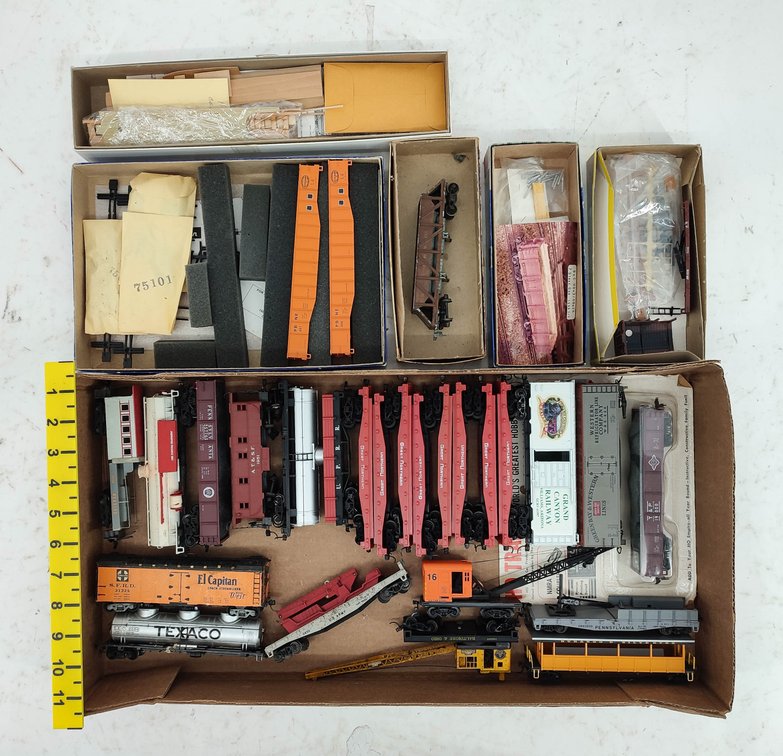 24 MIXED FREIGHTS (FEW MISSING TRUCKS) PLUS 4 FREIGHT KITS INV 261220050