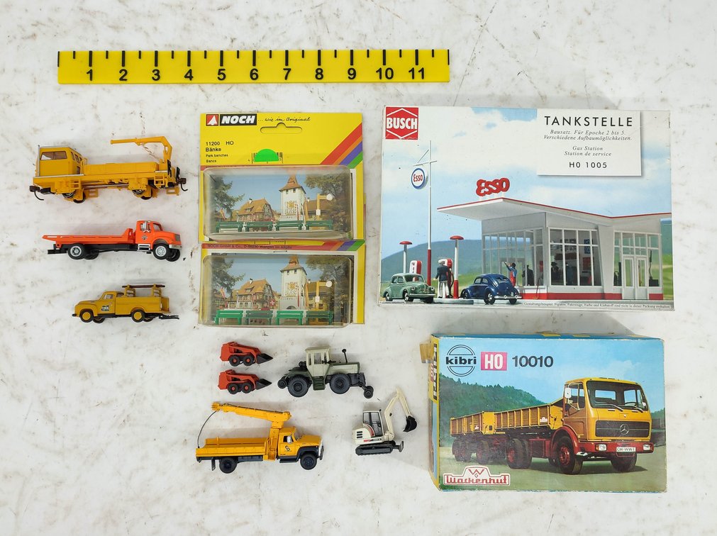 BUSCH BUILDING KIT & OTHER ACCESSORIES  INV 261220058