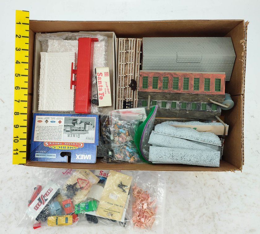 BOX OF BLDGS, WALLS, LOADS, FIGURES & ACCESSORIES INV 261220055