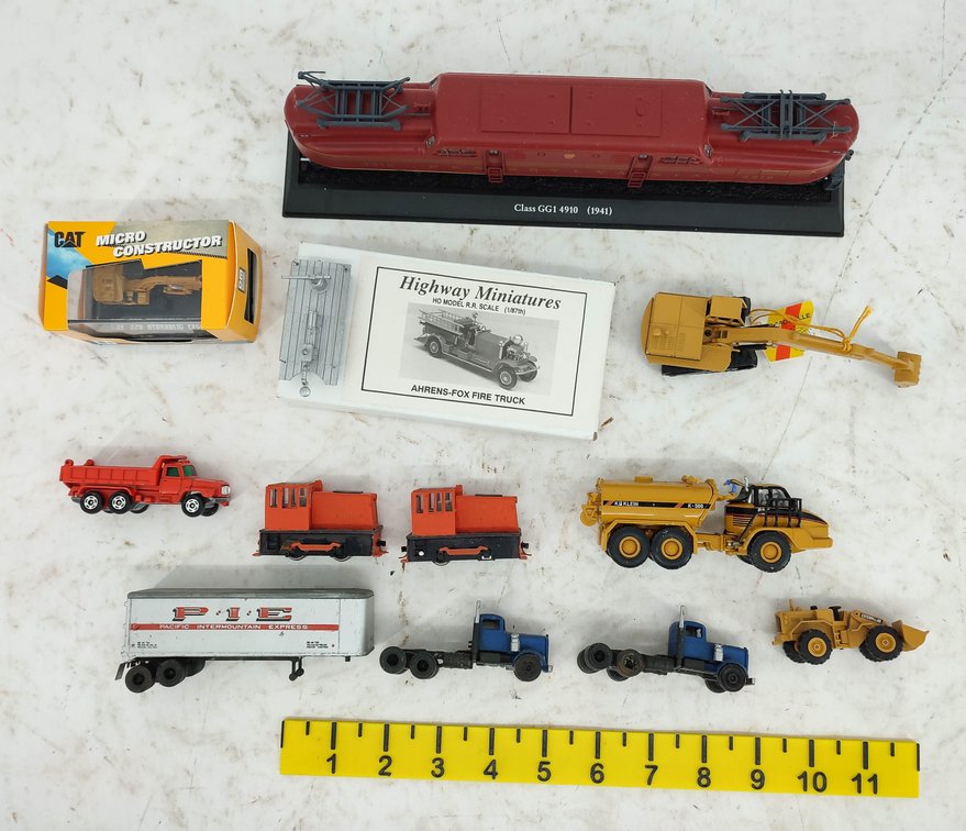 PRR GG-1 DIESEL MOUNTED ON TRACK & ASSORTED TOY VEHICLES  INV 261220061