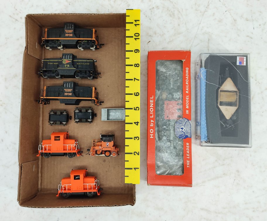LOT OF 6 LOCOS & 2 TRACK CLEANING CARS  INV 261220066
