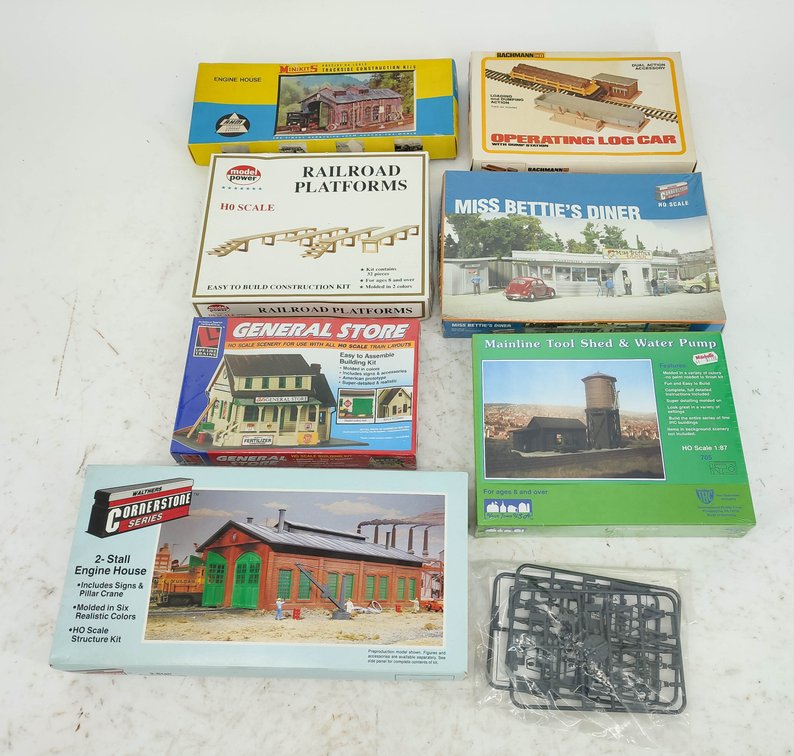 LOT OF ASSORTED BUILDING & OTHER KITS  INV 261220067