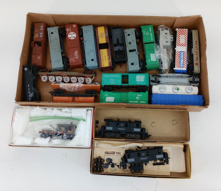 LOT OF MIXED FREIGHTS & 2 TRACK CLEANING CARS  INV 261220068