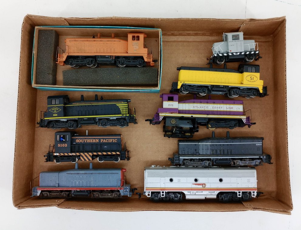 LOT OF ASSORTED LOCOS  INV 261220078