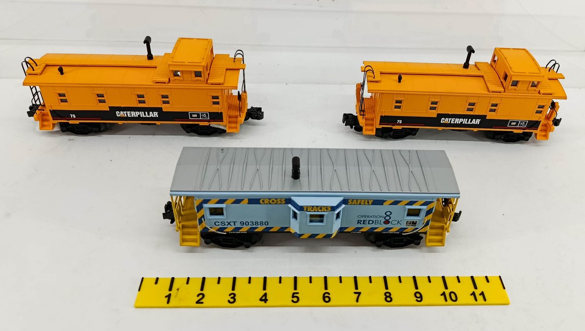 MTH NNC PRODUCTION SAMPLE 2 CATERPILLAR CABOOSE & 1 CSX BAY WINDOW  INV 260790680
