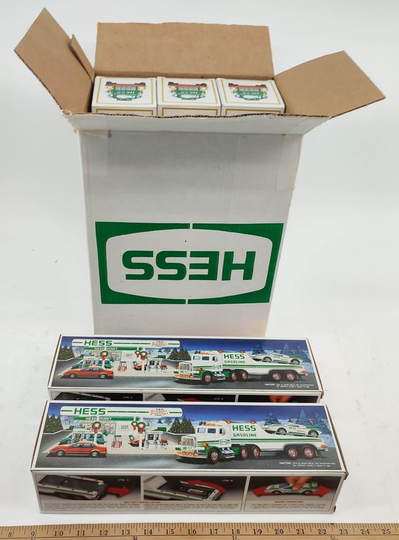 5 HESS VEHICLES. 3 TOY TRUCK BANKS AND 2 TOY TRUCK AND RACERS. INV 261570688