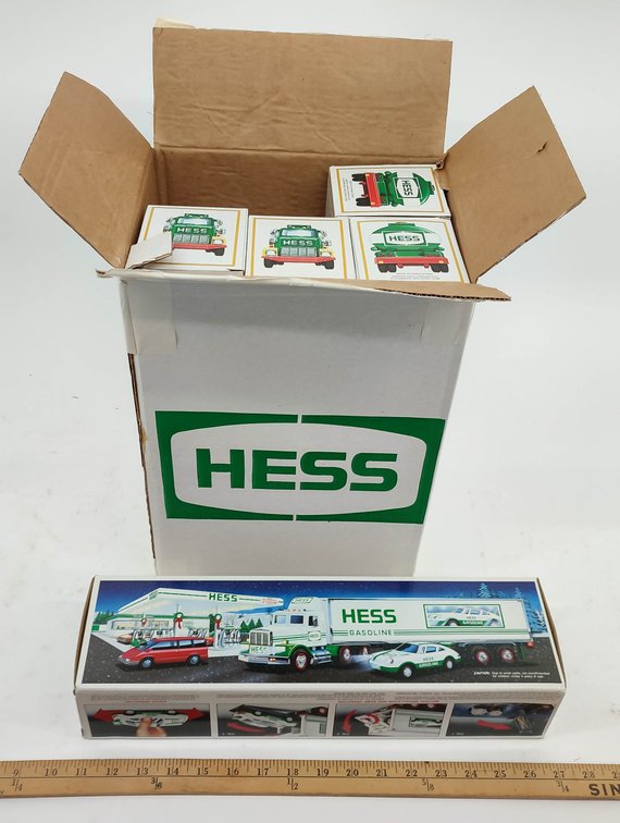 5 HESS VEHICLES. 4 TOY TRUCK BANKS, 1- 18 WHEELER 1992. INV 261570695
