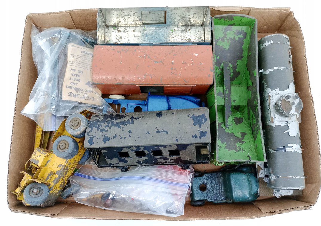 5 ASSORTED FREIGHT CARS & FLATCAR W/ TANK LOAD & YELLOW CRANE TRUCK, COUPLERS, VEHICLES, SIGNALS, ACCESSORIES  INV 260015200