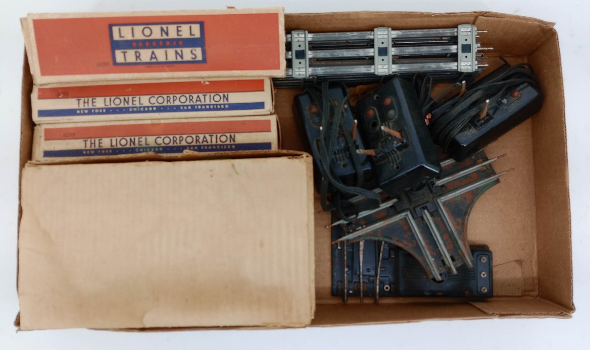 LIONEL 6019 REMOTE CONTROL TRACK SET W/ CONTROLLER & SWITCHES, OB  INV 260015202