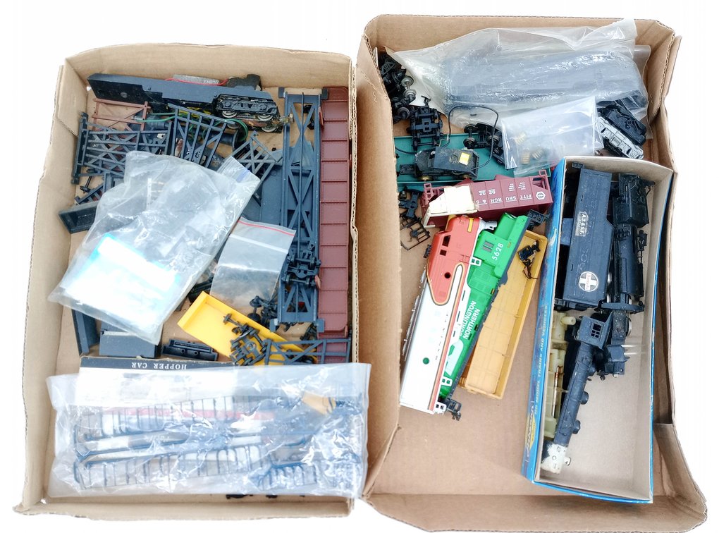 HO SCALE TRAIN PARTS LOT: TRACKS, STRUCTURES, FREIGHT CARS, LOCOMOTIVES & ACCESSORIES, PARTIAL OBS  INV 260015204