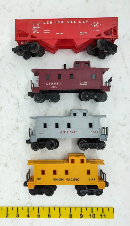 4 O GAUGE FREIGHT CARS: UNION PACIFIC, AT&SF, LIONEL, LEHIGH VALLEY INV 261650308