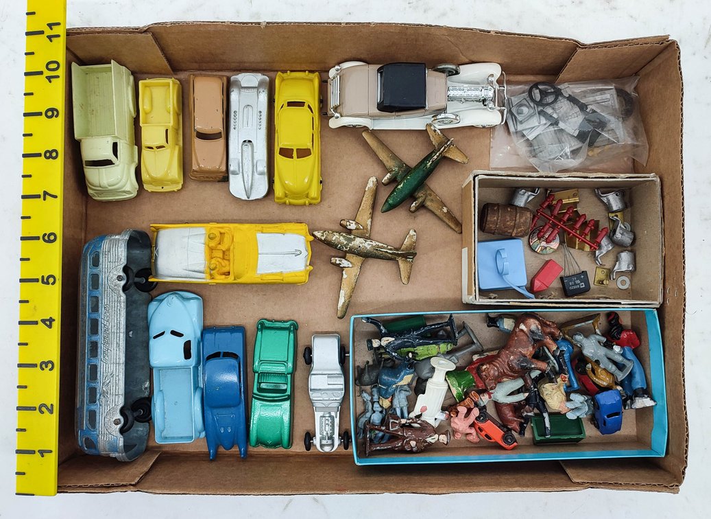 ASSORTED DIE-CAST VEHICLES FIGURES & ACCESSORIES INCLUDING BUS CARS TRUCKS PLANES SMALL TOYS INV 261650314