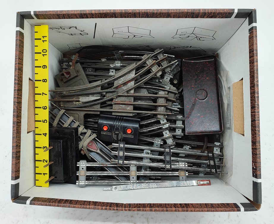 ASSORTED O GAUGE TRACK SECTIONS, SWITCHES & ACCESSORIES IN BOX INV 261650313