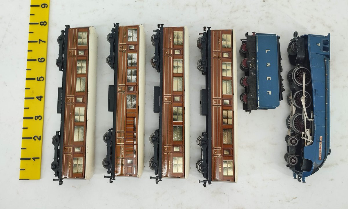 HORNBY LNER STREAMLINED LOCOMOTIVE NO. 7, TENDER & 4 BROWN PASSENGER COACHES INV 262010002