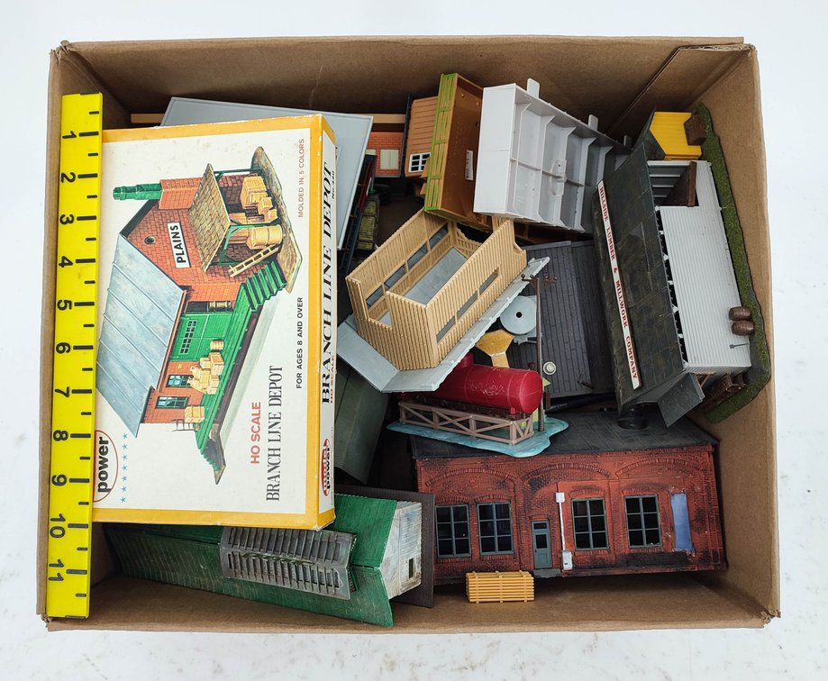 ASSORTED HO SCALE BUILDINGS & STRUCTURES, POWER BRANCH LINE DEPOT INV 262010004