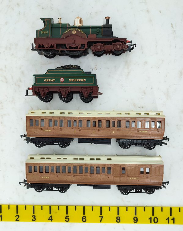 LNIR 3046 MAID OF THE ISLES LOCO & GREAT WESTERN TENDER W/ 2 PASSENGER COACHES INV 262010005