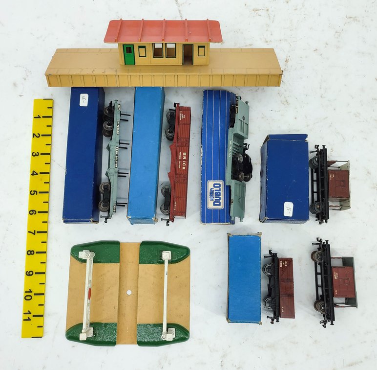 HORNBY-DUBLO D1 FREIGHT CARS, STATION & LEVEL CROSSING, SOME OBS INV 262010008