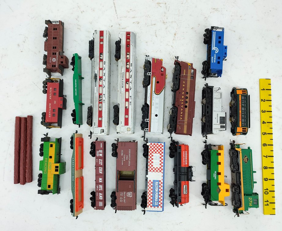 18 ASSORTED HO SCALE ENGINES, FREIGHT CARS, CABOOSES & PASSENGER CARS - VARIOUS RAILROADS INV 262010011