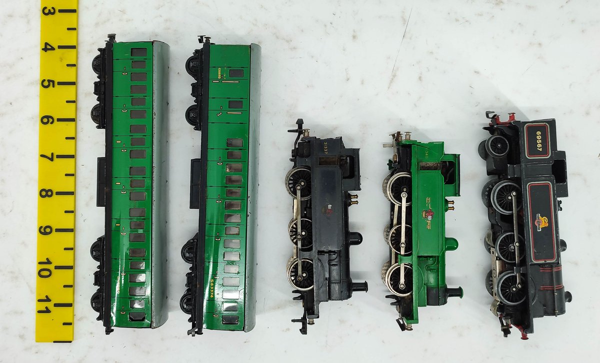 HORNBY 3 LOCOMOTIVES & 2 PASSENGER COACHES INV 262010009